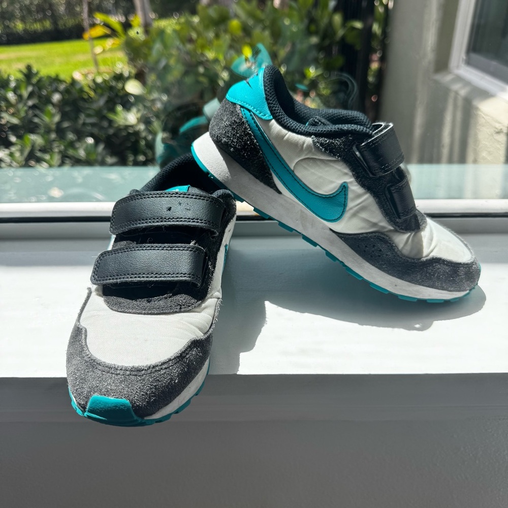 Nike Boy MD VALIANT PS 'BLACK WHITE AQUAMARINE' Sneakers Size 1.5 Youth